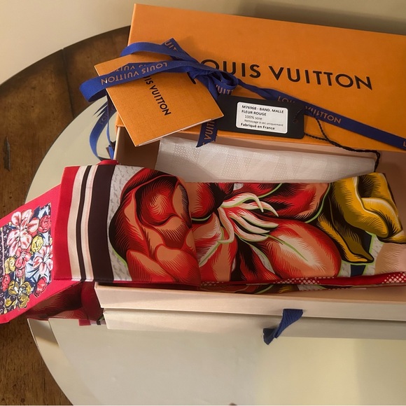 🔥🔥🔥Authentic Louis Vuitton Bandeau,Malle fleurs Silk❤️🌺❤️🌺 - Picture 7 of 7